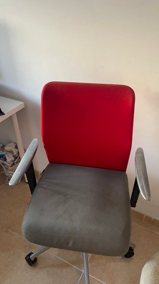 Silla de oficina roja y gris