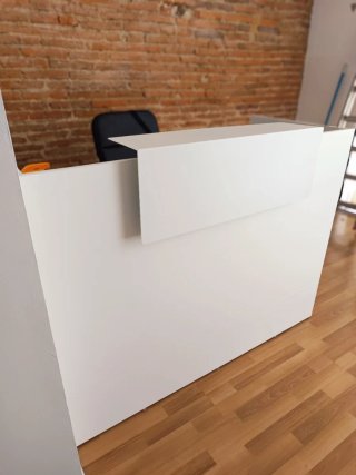 Mostrador de recepción blanco