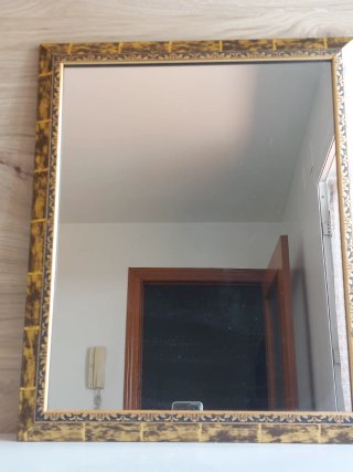Espejo dorado marco madera. Decoración