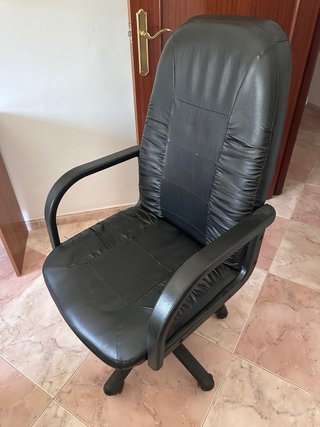 Silla de oficina giratoria negra