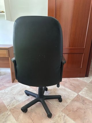 Silla de oficina giratoria negra