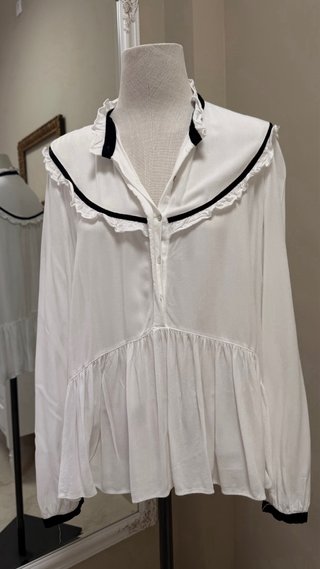 Camisa Zara blanca ribete negro