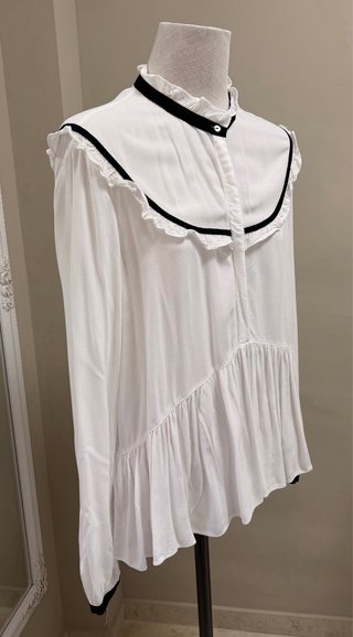 Camisa Zara blanca ribete negro