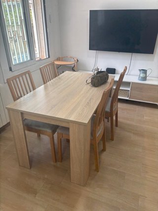 Mesa comedor y 4 sillas madera clara