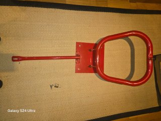 Bolardo de aparcamiento rojo