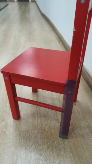 Silla infantil IKEA roja de madera