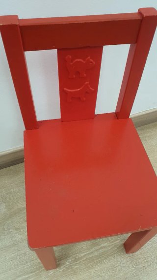 Silla infantil IKEA roja de madera