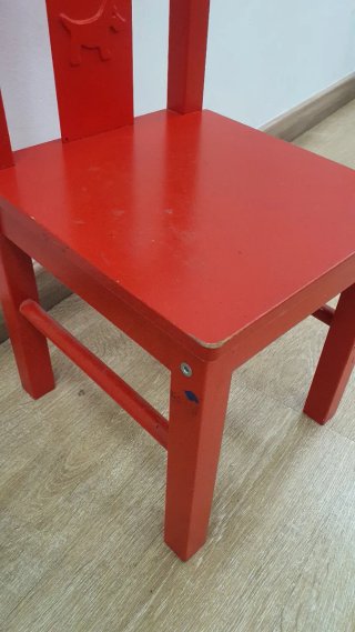 Silla infantil IKEA roja de madera
