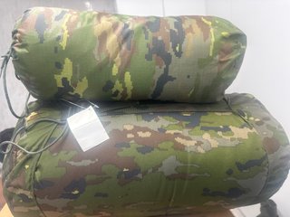 Saco de dormir militar pixelado y manta