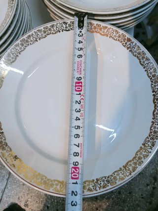 Platos de porcelana con borde dorado