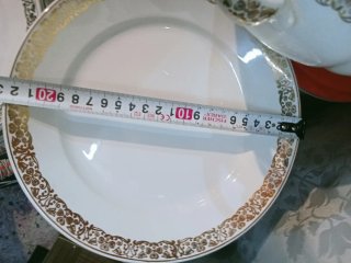 Platos de porcelana con borde dorado