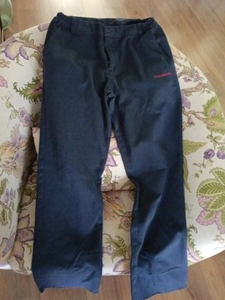 Pantalón azul marino con logo
