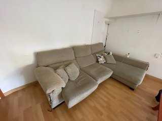 Sofá de tela beige/gris dañado por mascotas