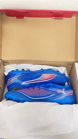 Botas de fútbol Puma azules. Multi taco