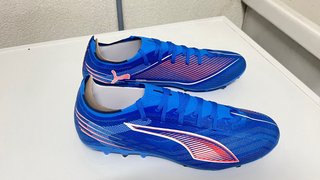 Botas de fútbol Puma azules. Multi taco