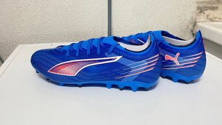 Botas de fútbol Puma azules. Multi taco