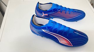 Botas de fútbol Puma azules. Multi taco