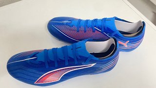 Botas de fútbol Puma azules. Multi taco