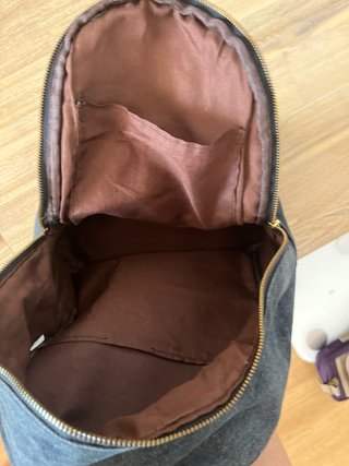 Mochila negra con parches divertidos