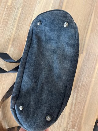 Mochila negra con parches divertidos