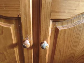 Mueble de madera con 3 puertas