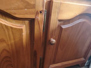 Mueble de madera con 3 puertas