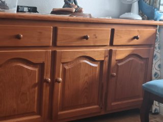 Mueble de madera con 3 puertas