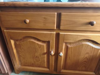 Mueble de madera con 3 puertas