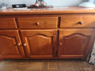 Mueble de madera con 3 puertas