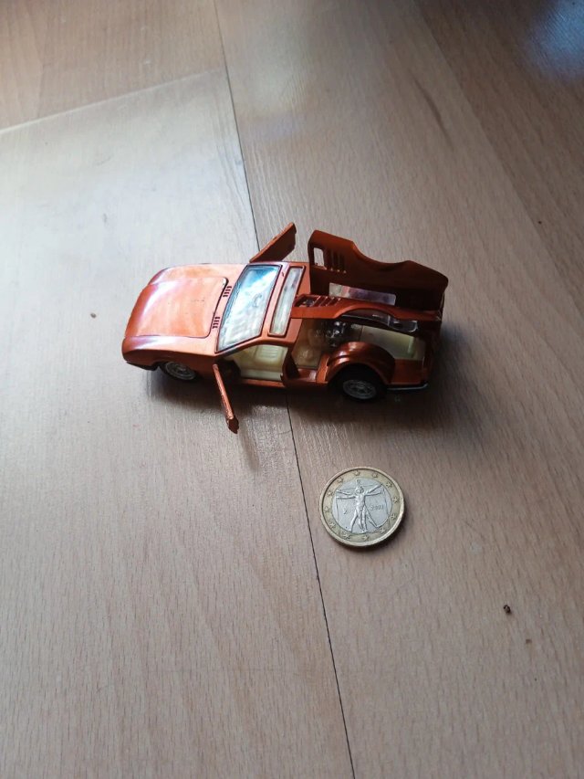 Coche de juguete De Tomaso Pantera naranja