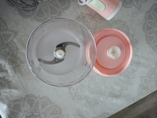 Batidora de mano rosa. Incluido accesorios.