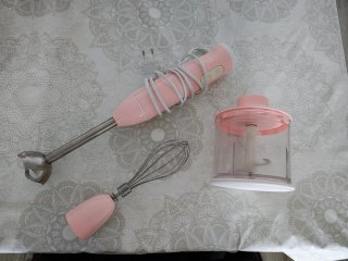 Batidora de mano rosa. Incluido accesorios.