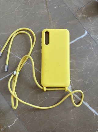 Funda móvil amarilla con cordón