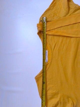 Camiseta amarilla con lazo