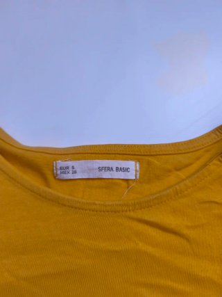 Camiseta amarilla con lazo