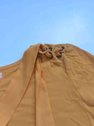 Camiseta amarilla con lazo