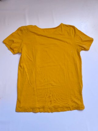 Camiseta amarilla con lazo
