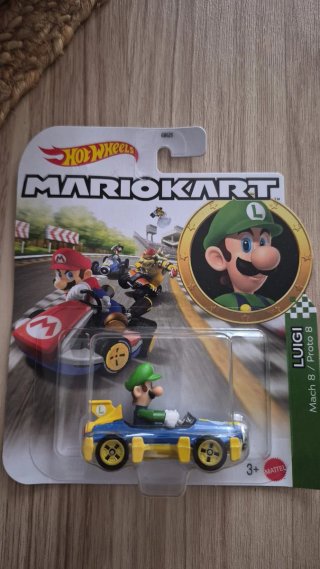 Hot Wheels Mario Kart Luigi Mach 8