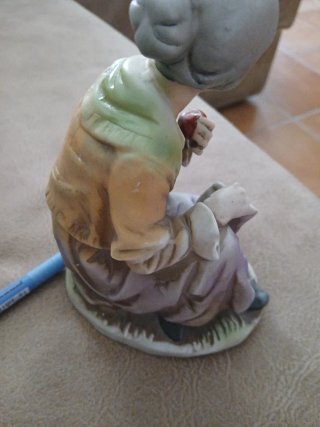 Figura porcelana anciana con manzana