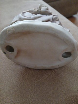Figura porcelana anciana con manzana