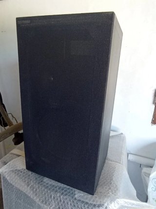 Equipo de música Aiwa CX-Z670 con dos altavoces.