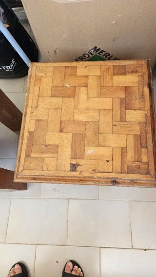 2 Mesitas Madera Maciza, en buen estado.
