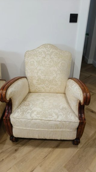 Juego de sofá y 2 sillones de tela y madera.