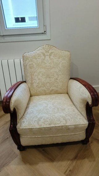 Juego de sofá y 2 sillones de tela y madera.