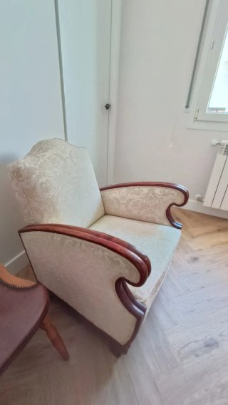 Juego de sofá y 2 sillones de tela y madera.