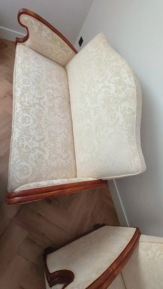 Juego de sofá y 2 sillones de tela y madera.