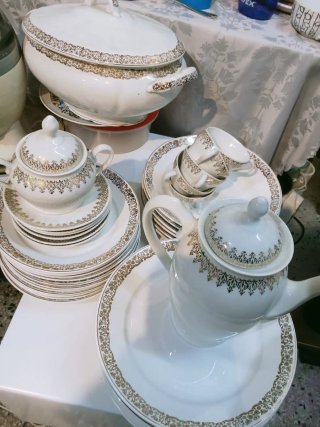 Set di stoviglie in vendita separatamente