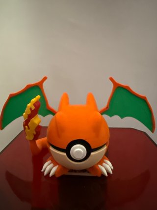 Figura Pokeball Charizard
