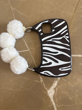Funda móvil cebra con pompón blanco