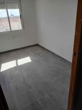 Trabajador albañil y todo.